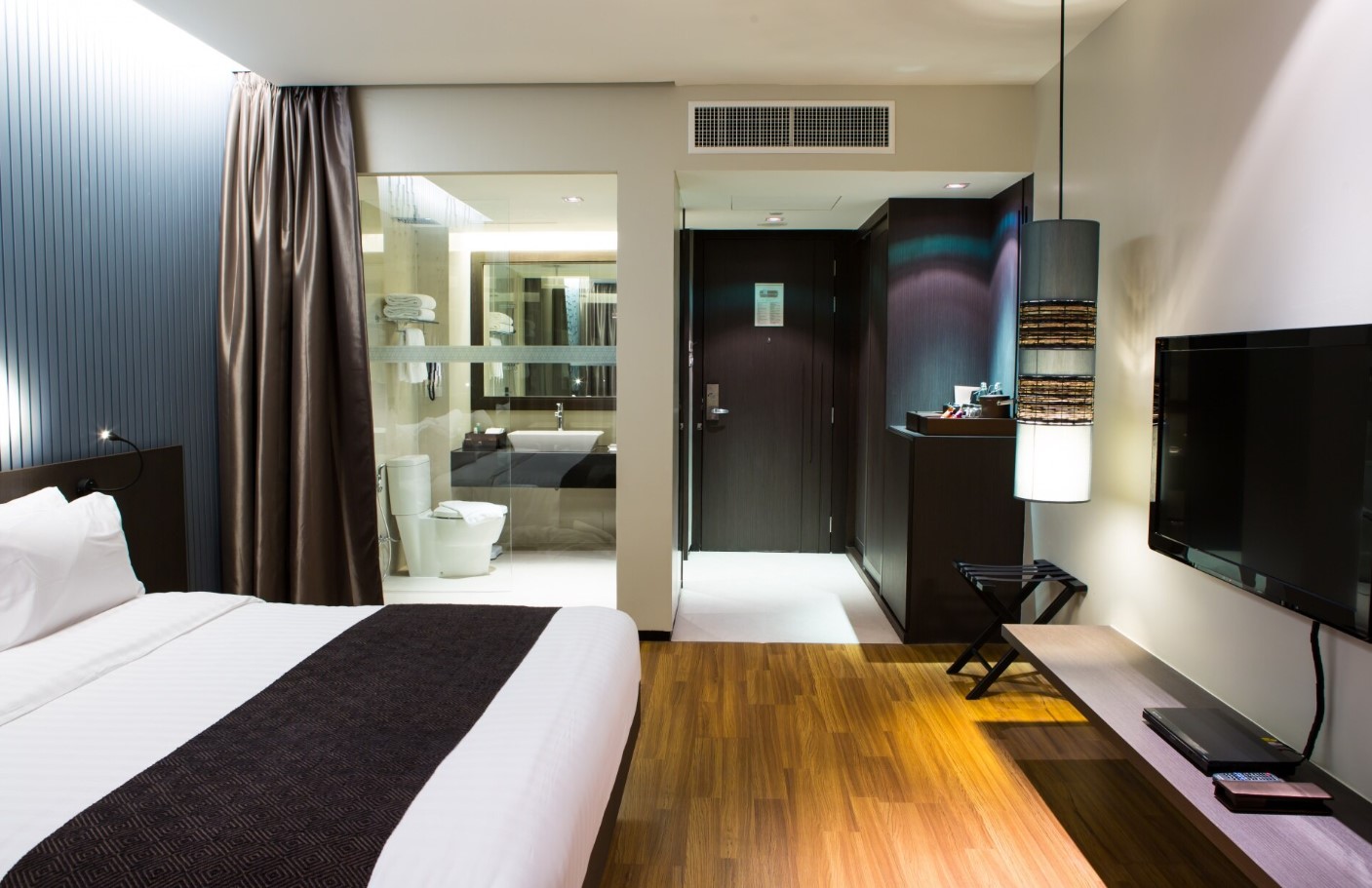 hotel-luxury-bedroom